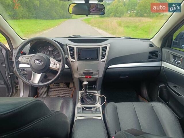 Сірий Субару Аутбек, об'ємом двигуна 2 л та пробігом 221 тис. км за 7999 $, фото 5 на Automoto.ua