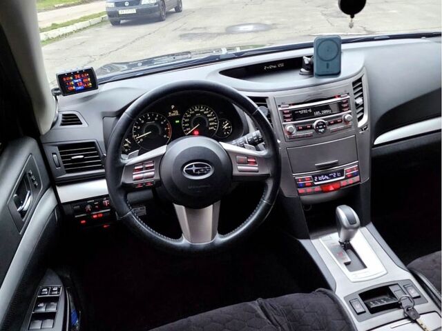 Сірий Субару Аутбек, об'ємом двигуна 2.5 л та пробігом 250 тис. км за 10500 $, фото 1 на Automoto.ua