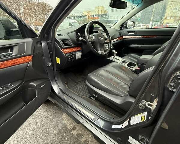 Серый Субару Аутбек, объемом двигателя 2.5 л и пробегом 318 тыс. км за 9500 $, фото 5 на Automoto.ua