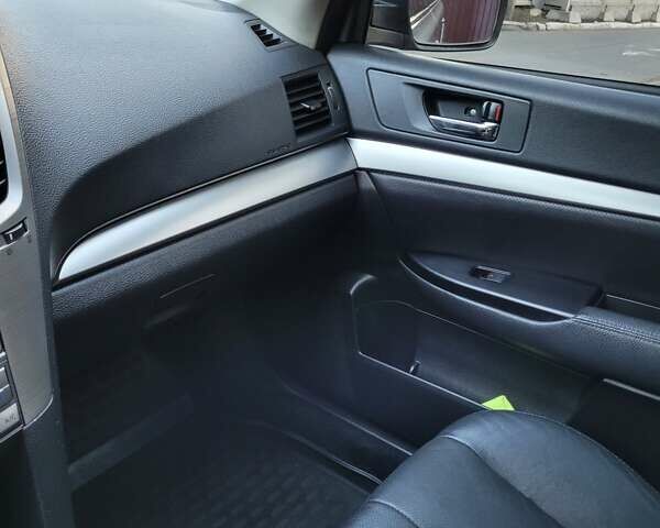 Серый Субару Аутбек, объемом двигателя 2.46 л и пробегом 155 тыс. км за 11900 $, фото 15 на Automoto.ua