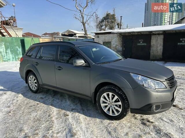 Серый Субару Аутбек, объемом двигателя 2.46 л и пробегом 245 тыс. км за 10000 $, фото 1 на Automoto.ua