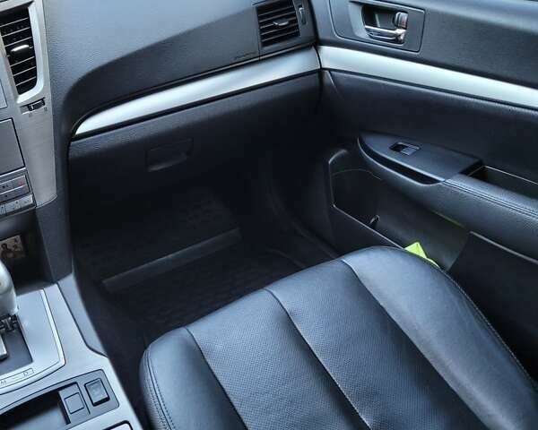 Серый Субару Аутбек, объемом двигателя 2.46 л и пробегом 155 тыс. км за 11900 $, фото 10 на Automoto.ua