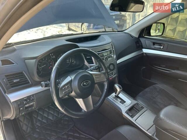 Серый Субару Аутбек, объемом двигателя 2.46 л и пробегом 245 тыс. км за 10000 $, фото 4 на Automoto.ua