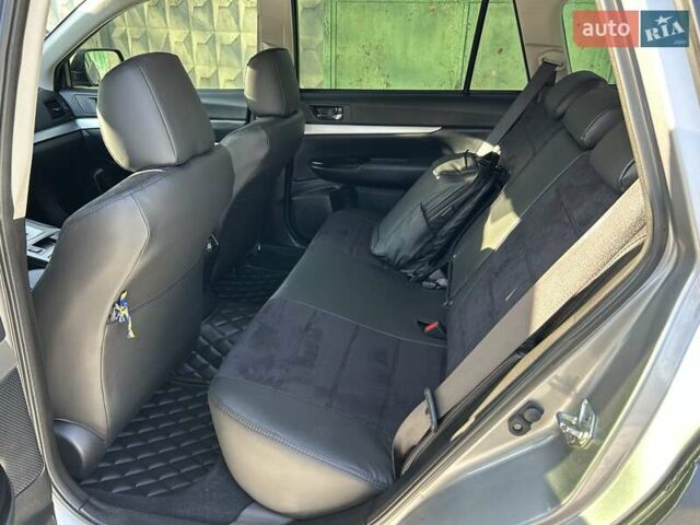 Серый Субару Аутбек, объемом двигателя 2.46 л и пробегом 245 тыс. км за 10000 $, фото 5 на Automoto.ua