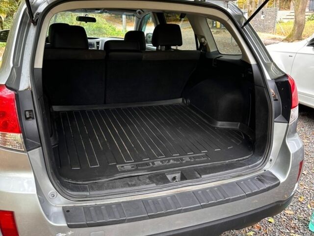 Серый Субару Аутбек, объемом двигателя 0 л и пробегом 270 тыс. км за 9500 $, фото 6 на Automoto.ua