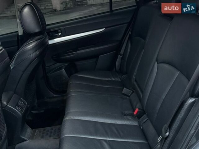 Серый Субару Аутбек, объемом двигателя 2.46 л и пробегом 250 тыс. км за 9500 $, фото 7 на Automoto.ua