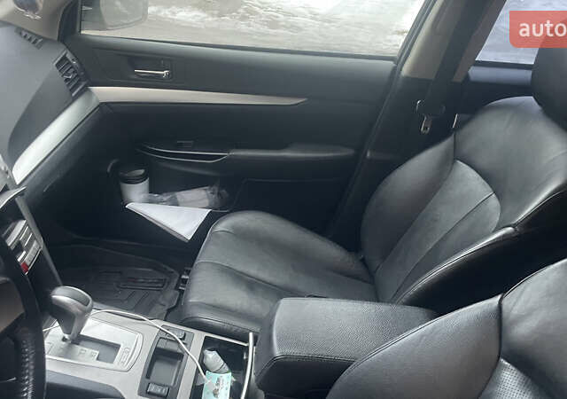 Серый Субару Аутбек, объемом двигателя 2.46 л и пробегом 280 тыс. км за 9200 $, фото 5 на Automoto.ua