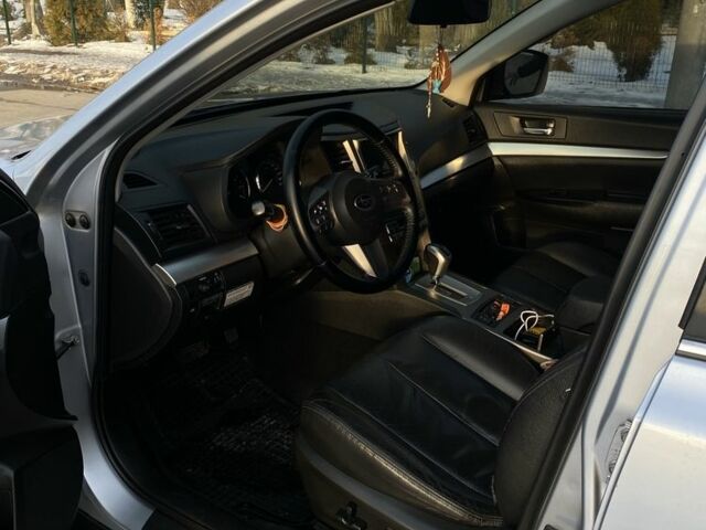 Сірий Субару Аутбек, об'ємом двигуна 2.5 л та пробігом 426 тис. км за 9500 $, фото 6 на Automoto.ua