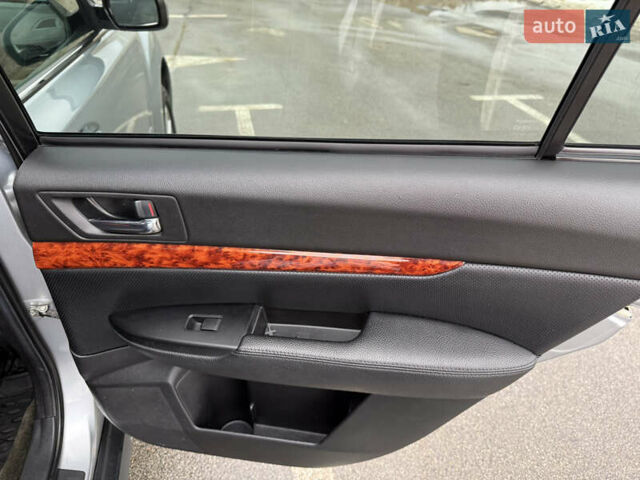 Сірий Субару Аутбек, об'ємом двигуна 2.46 л та пробігом 258 тис. км за 9000 $, фото 13 на Automoto.ua