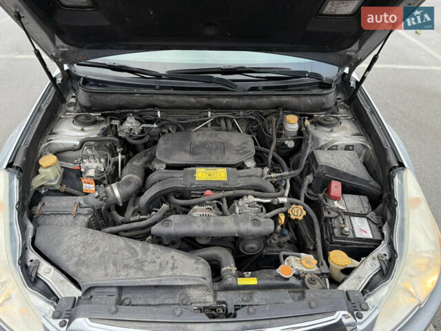 Сірий Субару Аутбек, об'ємом двигуна 2.46 л та пробігом 258 тис. км за 9000 $, фото 11 на Automoto.ua