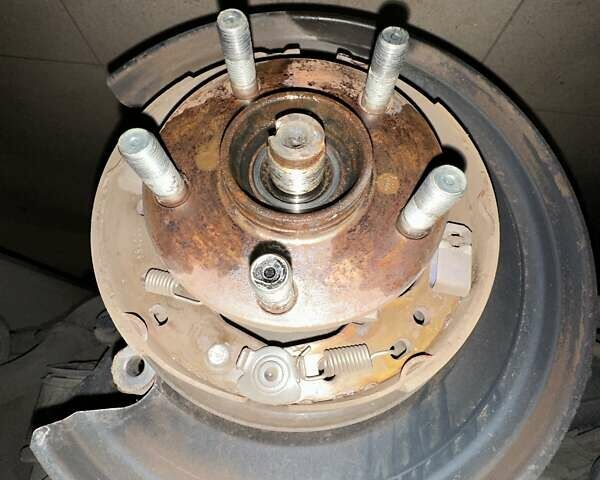 Серый Субару Аутбек, объемом двигателя 2.5 л и пробегом 322 тыс. км за 9200 $, фото 7 на Automoto.ua