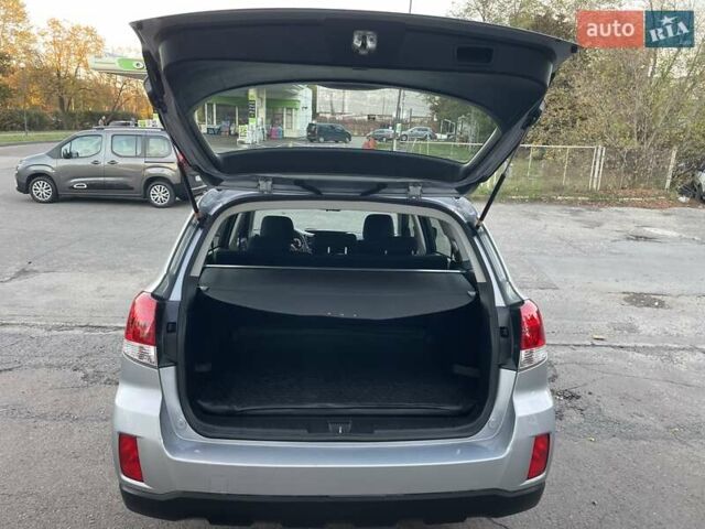 Серый Субару Аутбек, объемом двигателя 2 л и пробегом 181 тыс. км за 9999 $, фото 2 на Automoto.ua