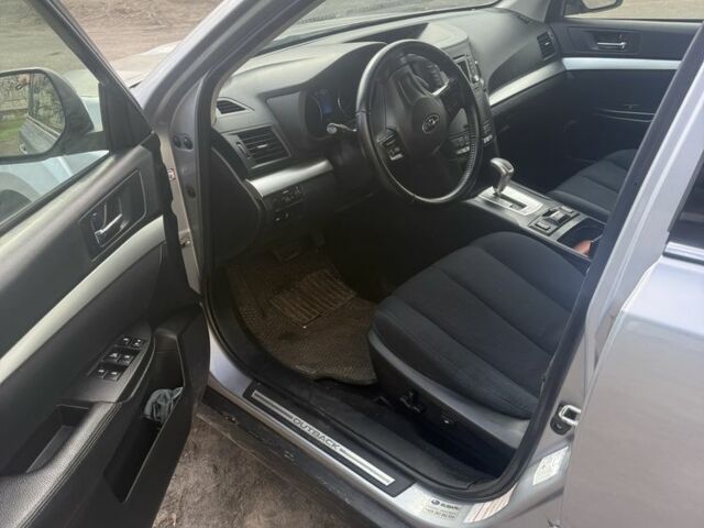 Серый Субару Аутбек, объемом двигателя 2 л и пробегом 300 тыс. км за 8000 $, фото 5 на Automoto.ua