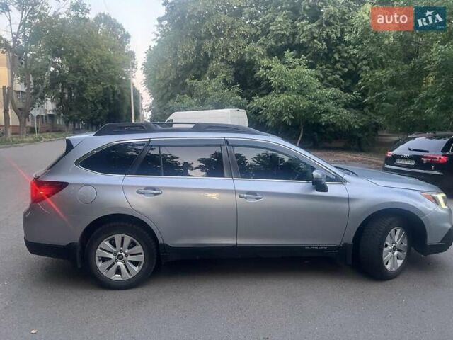 Серый Субару Аутбек, объемом двигателя 2.5 л и пробегом 176 тыс. км за 15000 $, фото 1 на Automoto.ua
