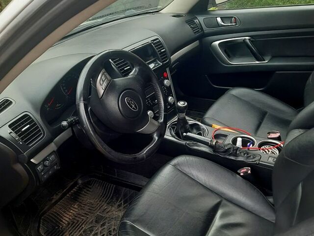 Сірий Субару Аутбек, об'ємом двигуна 2 л та пробігом 228 тис. км за 6500 $, фото 4 на Automoto.ua