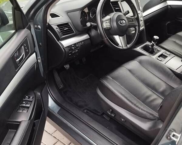 Зелений Субару Аутбек, об'ємом двигуна 2 л та пробігом 315 тис. км за 8400 $, фото 5 на Automoto.ua