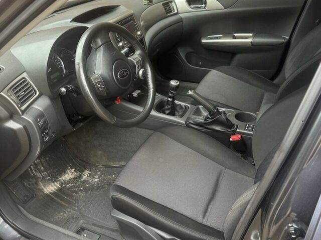 Серый Субару Трибека, объемом двигателя 1.5 л и пробегом 900 тыс. км за 6000 $, фото 3 на Automoto.ua