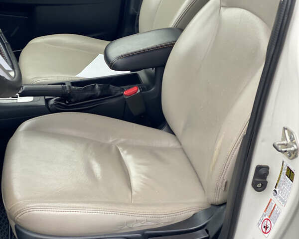 Белый Субару Crosstrek, объемом двигателя 2 л и пробегом 191 тыс. км за 11800 $, фото 16 на Automoto.ua
