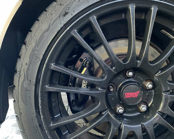 Белый Субару Импреза ВРХ СТИ, объемом двигателя 2.46 л и пробегом 84 тыс. км за 20000 $, фото 9 на Automoto.ua