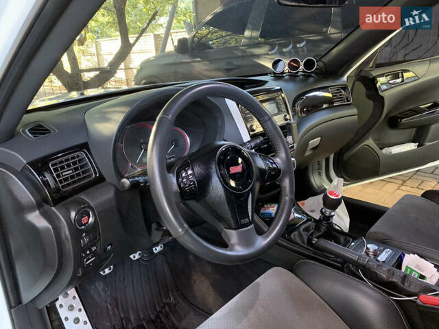 Белый Субару Импреза ВРХ СТИ, объемом двигателя 2.46 л и пробегом 84 тыс. км за 20000 $, фото 12 на Automoto.ua