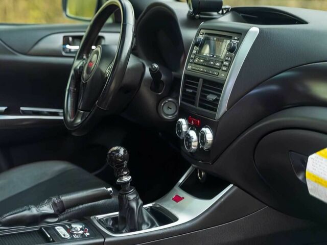 Білий Субару Імпреза ВРХ СТІ, об'ємом двигуна 2.5 л та пробігом 83 тис. км за 3100 $, фото 7 на Automoto.ua