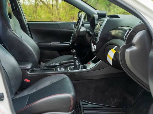 Білий Субару Імпреза ВРХ СТІ, об'ємом двигуна 2.5 л та пробігом 83 тис. км за 3100 $, фото 6 на Automoto.ua