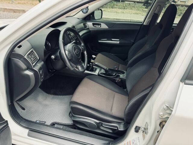Белый Субару Impreza XV, объемом двигателя 2 л и пробегом 240 тыс. км за 9999 $, фото 6 на Automoto.ua