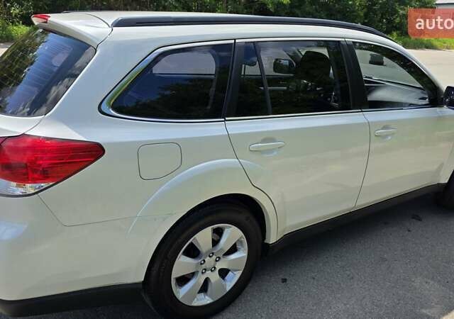 Белый Субару Legacy Outback, объемом двигателя 2.5 л и пробегом 277 тыс. км за 9500 $, фото 3 на Automoto.ua