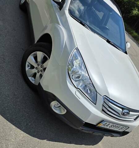 Белый Субару Legacy Outback, объемом двигателя 2.5 л и пробегом 277 тыс. км за 9500 $, фото 1 на Automoto.ua