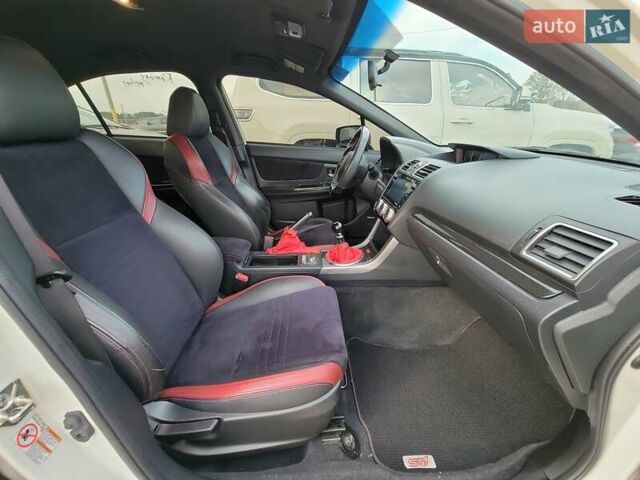 Белый Субару WRX STI, объемом двигателя 2.5 л и пробегом 129 тыс. км за 5000 $, фото 8 на Automoto.ua