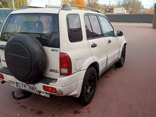 Белый Сузуки Гранд Витара, объемом двигателя 2 л и пробегом 320 тыс. км за 4000 $, фото 3 на Automoto.ua