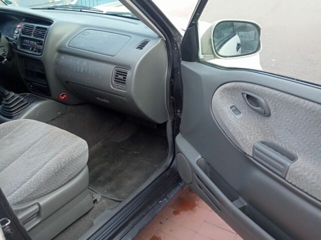 Белый Сузуки Гранд Витара, объемом двигателя 2 л и пробегом 320 тыс. км за 4000 $, фото 10 на Automoto.ua