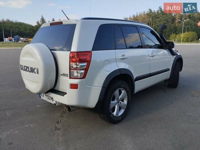 Белый Сузуки Гранд Витара, объемом двигателя 2.39 л и пробегом 114 тыс. км за 10500 $, фото 5 на Automoto.ua