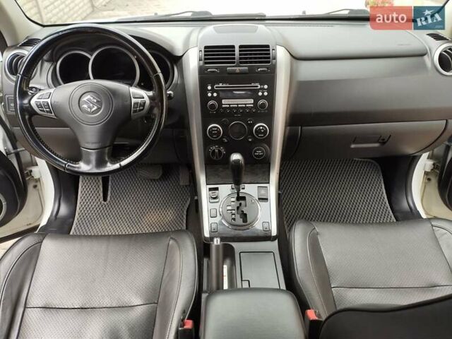 Белый Сузуки Гранд Витара, объемом двигателя 2.39 л и пробегом 114 тыс. км за 10500 $, фото 15 на Automoto.ua
