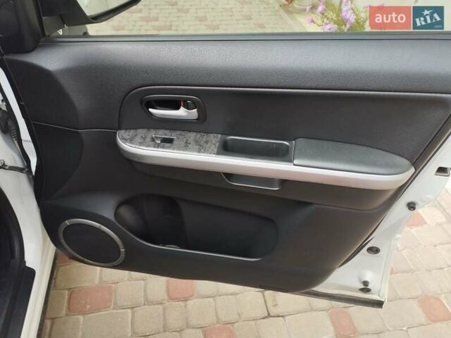 Белый Сузуки Гранд Витара, объемом двигателя 2.39 л и пробегом 114 тыс. км за 10500 $, фото 12 на Automoto.ua