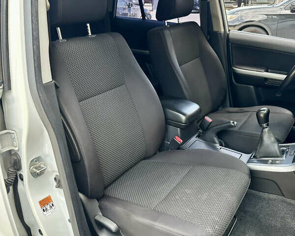 Белый Сузуки Гранд Витара, объемом двигателя 2 л и пробегом 154 тыс. км за 7400 $, фото 9 на Automoto.ua