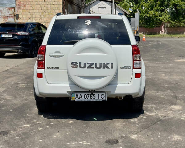 Белый Сузуки Гранд Витара, объемом двигателя 2 л и пробегом 154 тыс. км за 7400 $, фото 3 на Automoto.ua