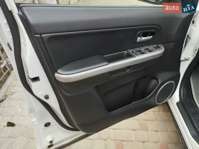 Белый Сузуки Гранд Витара, объемом двигателя 2.39 л и пробегом 114 тыс. км за 10500 $, фото 19 на Automoto.ua