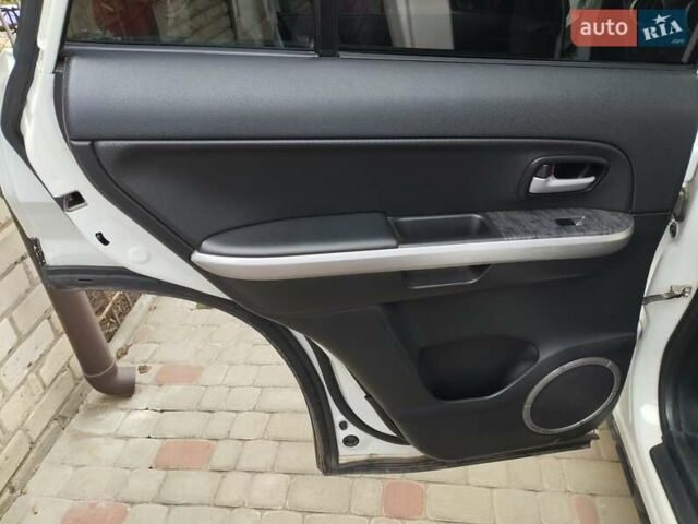 Белый Сузуки Гранд Витара, объемом двигателя 2.39 л и пробегом 114 тыс. км за 10500 $, фото 14 на Automoto.ua