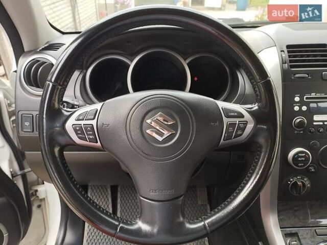 Белый Сузуки Гранд Витара, объемом двигателя 2.39 л и пробегом 114 тыс. км за 10500 $, фото 11 на Automoto.ua