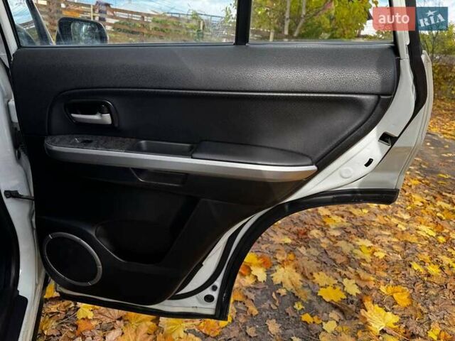 Білий Сузукі Гранд Вітара, об'ємом двигуна 2.4 л та пробігом 193 тис. км за 10440 $, фото 23 на Automoto.ua