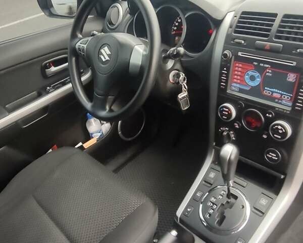 Белый Сузуки Гранд Витара, объемом двигателя 2.4 л и пробегом 119 тыс. км за 12800 $, фото 6 на Automoto.ua