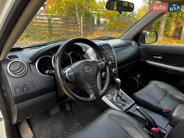 Білий Сузукі Гранд Вітара, об'ємом двигуна 2.4 л та пробігом 193 тис. км за 10440 $, фото 11 на Automoto.ua