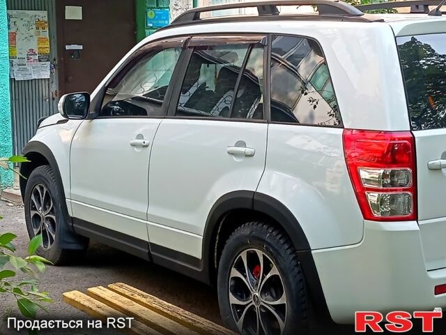 Белый Сузуки Гранд Витара, объемом двигателя 2.4 л и пробегом 250 тыс. км за 10500 $, фото 1 на Automoto.ua