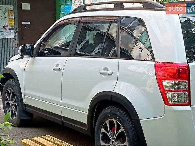 Сузуки Гранд Витара 2011 в Харькове на Automoto.ua Белый Сузуки Гранд Витара, объемом двигателя 2.4 л и пробегом 249 тыс. км за 11000 $, фото 5 на Automoto.ua