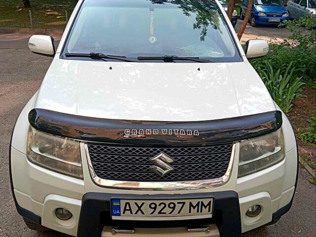 Сузуки Гранд Витара 2011 в Харькове на Automoto.ua Белый Сузуки Гранд Витара, объемом двигателя 2.4 л и пробегом 249 тыс. км за 11000 $, фото 5 на Automoto.ua