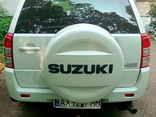 Белый Сузуки Гранд Витара, объемом двигателя 2.4 л и пробегом 250 тыс. км за 10500 $, фото 2 на Automoto.ua