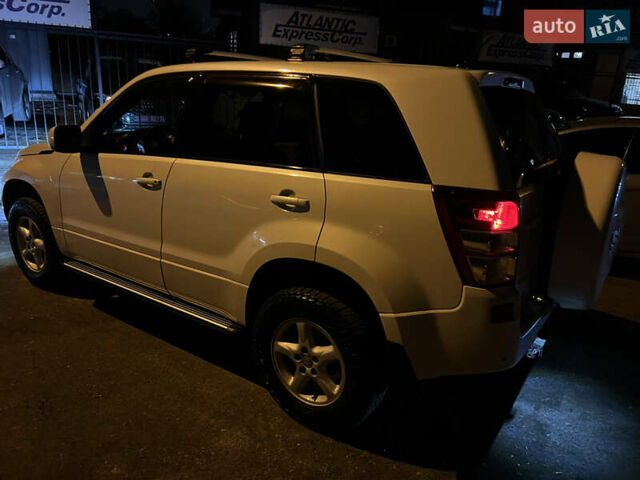 Белый Сузуки Гранд Витара, объемом двигателя 2.39 л и пробегом 280 тыс. км за 7650 $, фото 2 на Automoto.ua