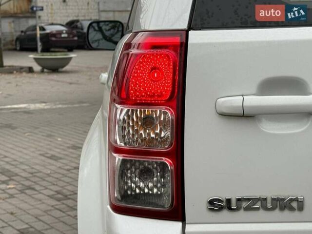 Білий Сузукі Гранд Вітара, об'ємом двигуна 2.4 л та пробігом 181 тис. км за 10900 $, фото 7 на Automoto.ua