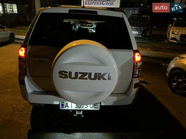 Белый Сузуки Гранд Витара, объемом двигателя 2.39 л и пробегом 280 тыс. км за 7650 $, фото 1 на Automoto.ua